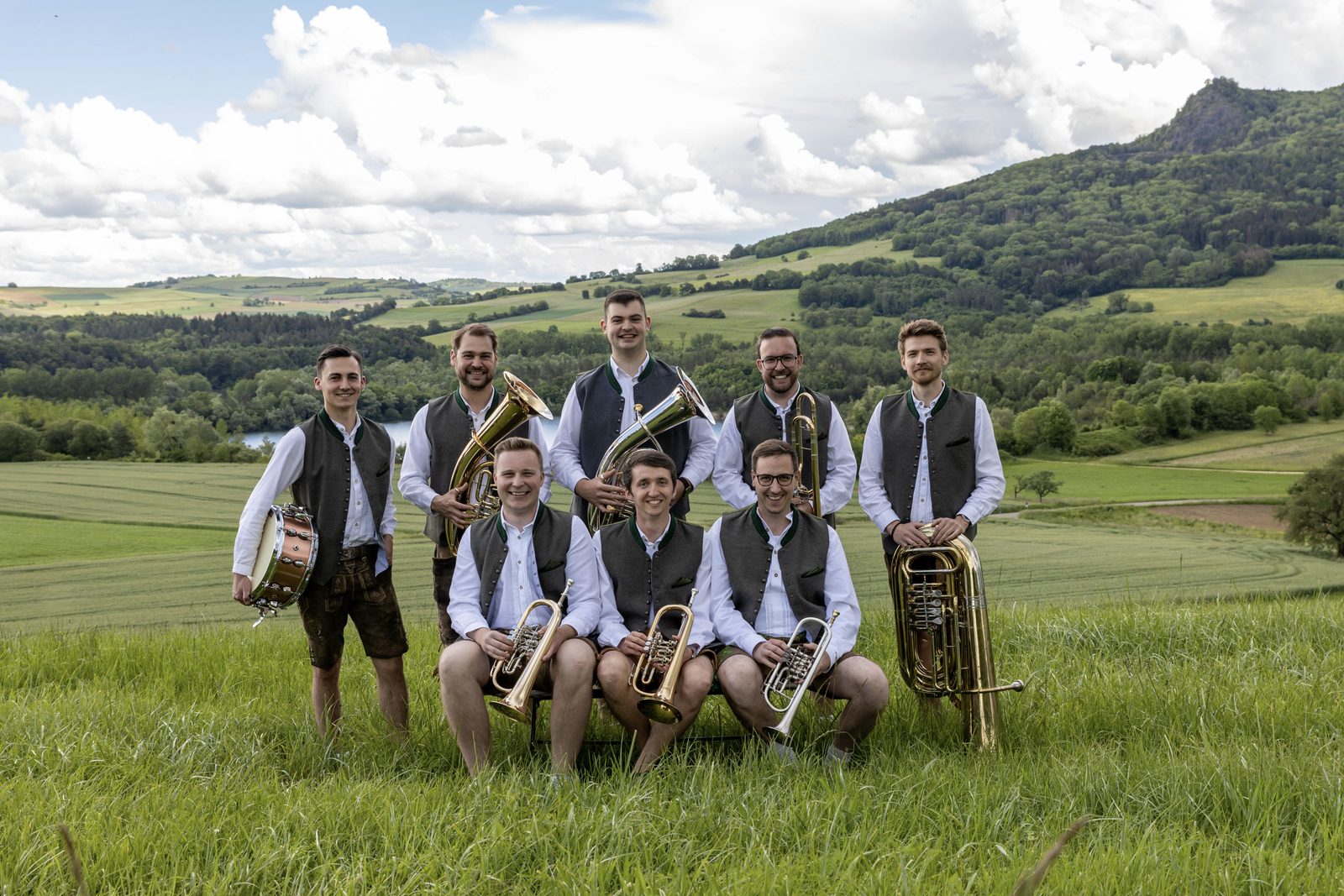 Die Dörfle Musikanten als Gruppe in der Hegau-Landschaft